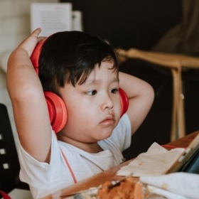 Trẻ vừa ăn vừa xem tivi, điện thoại tác hại thế nào