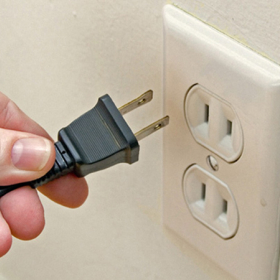 Vì sao nên rút phích cắm tivi khi ở khách sạn?